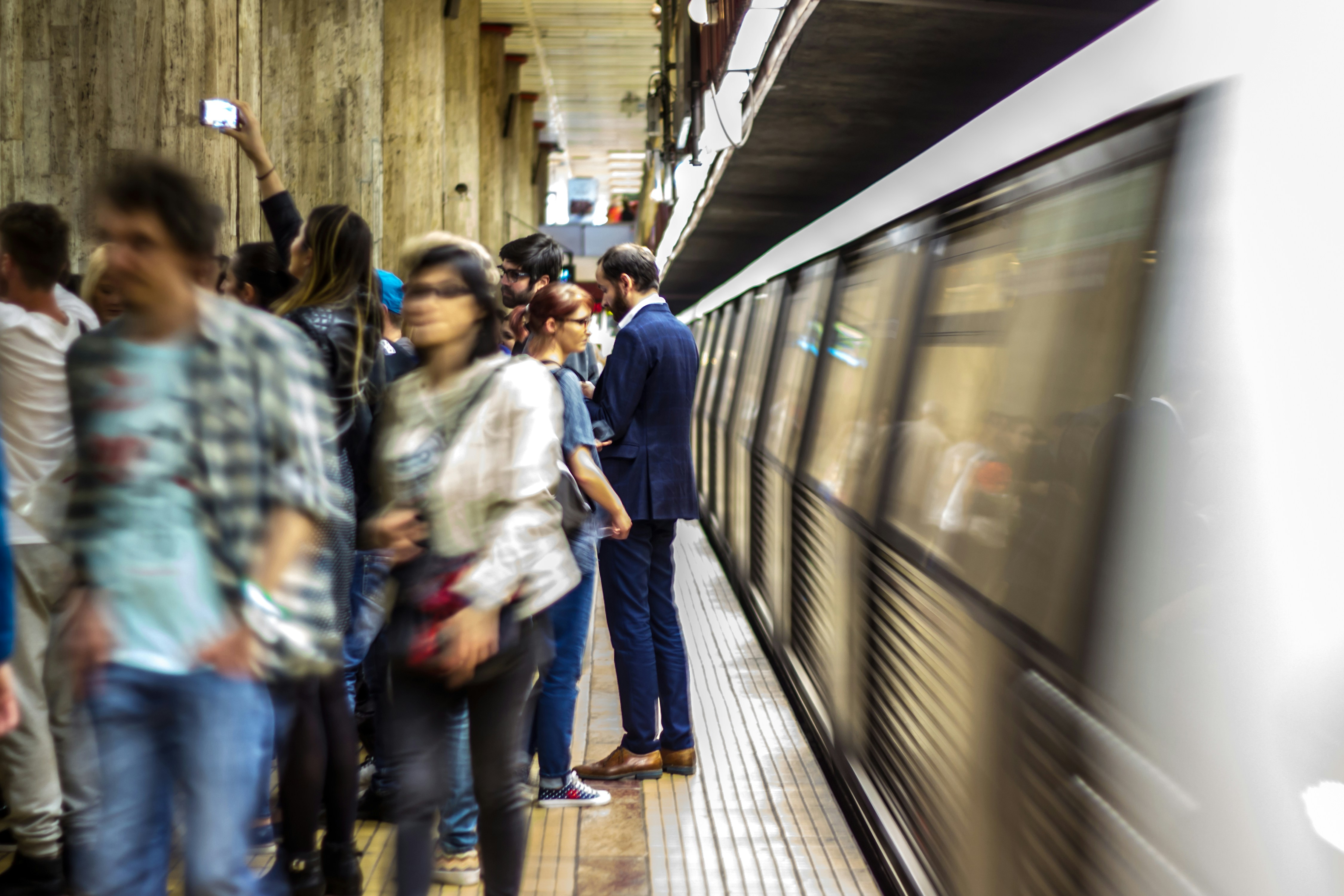 metro persone banchina.jpg